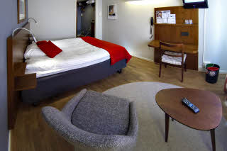 Photo by: Stefan Bozic, Malmstensgatan 13, 331 40 Varnamo, sbozic@mac.com Scandic Varnamo, single, grand lit, standard
